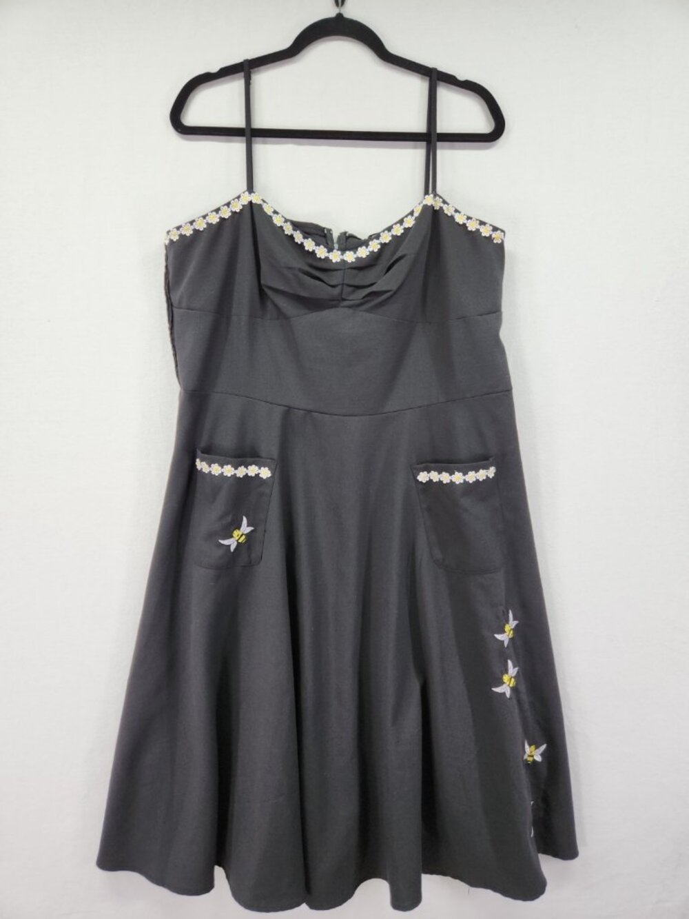 Voodoo Vixen Delilah Black Flare Dress Plus Size 2XL White Bees Daisy Lace Trim